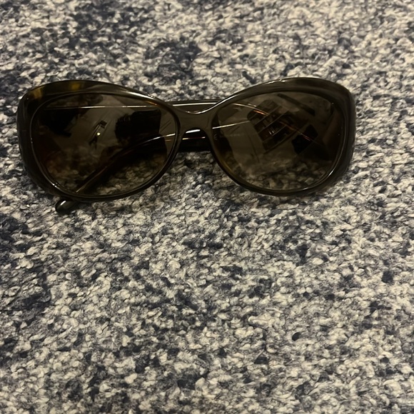 Gucci Tortise Shell Sunglasses - Picture 2 of 4